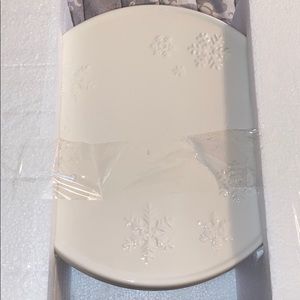 White snowflake ceramic cake plate